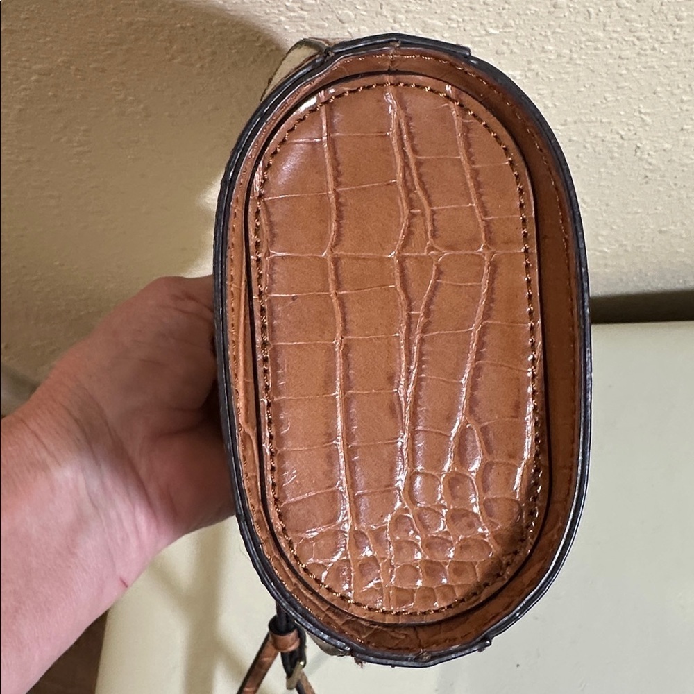 Calvin Klein Crossbody Mini Bucket - Picture 6 of 9